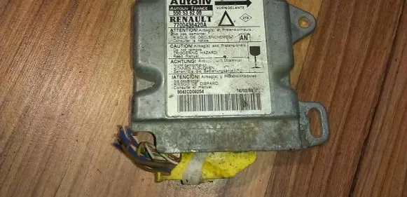 Renault Laguna I Airbag control unit/module 7700436420A