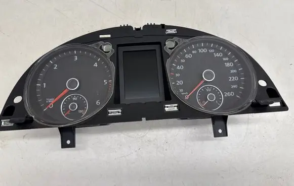 Volkswagen PASSAT B7 Speedometer (instrument cluster) 3AA920870D
