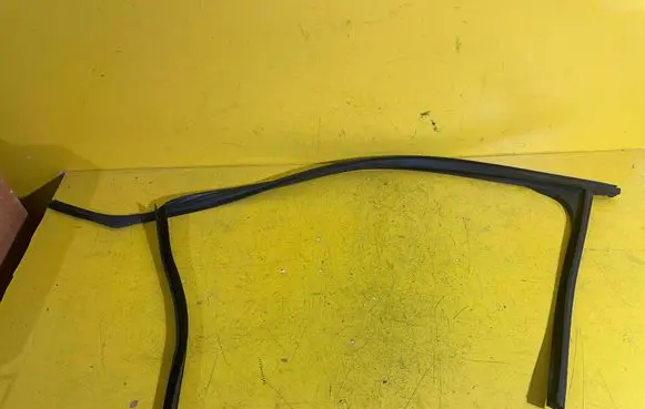 Ford Focus Front door rubber seal 4M51A21511A