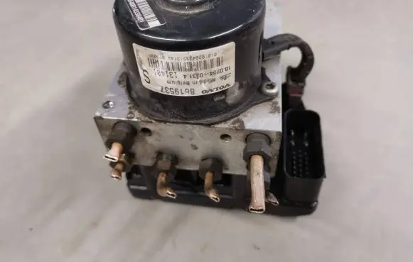 Volvo V70 ABS Pump 8619538 10094904233 TKR0K04079