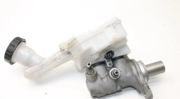 Nissan Juke I F15 Master brake cylinder