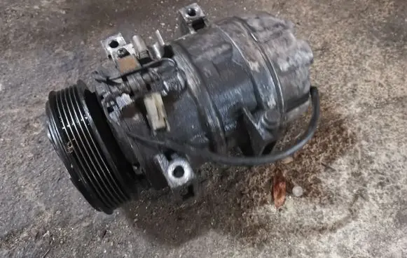 Volvo V70 Air conditioning (A/C) compressor (pump) 8708581