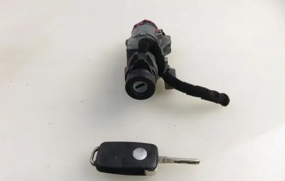 Volkswagen PASSAT B5.5 Ignition lock 4B0905851B