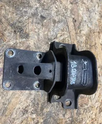 Engine mount bracket