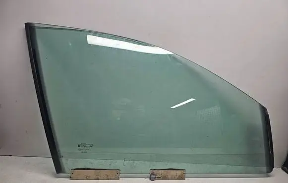 Opel Omega B2 Front door window glass four-door