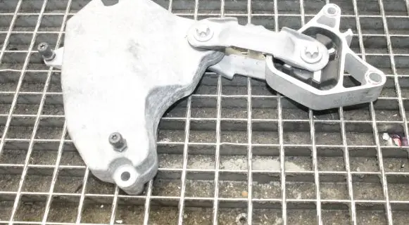 Mercedes-Benz GLA W156 Engine mounting bracket A2702230002