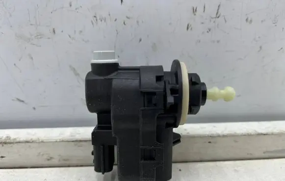 Headlight level adjustment motor
