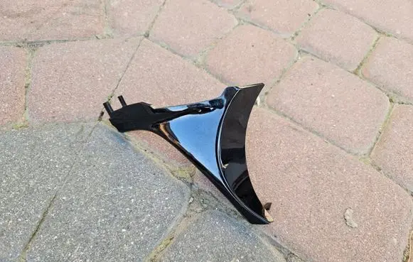 Opel Insignia B Dashboard glove box trim YR003610
