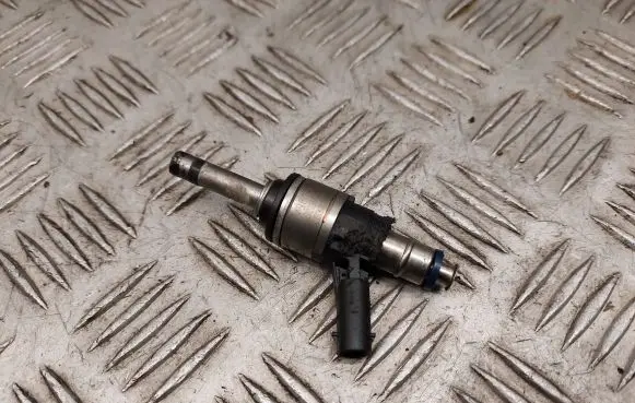 Audi Q7 4M Fuel injector 06E095A