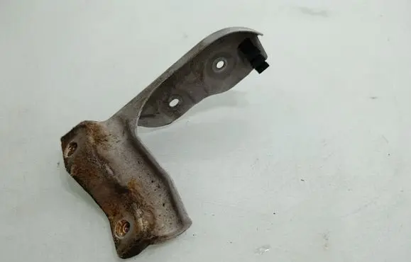 Renault Koleos I Fender mounting bracket