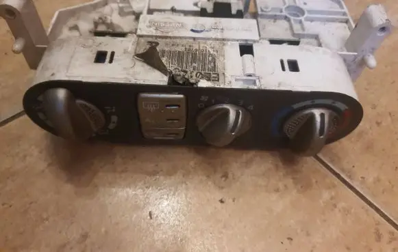 Nissan Almera Tino Climate control unit 181201r B001086701 Eb450023