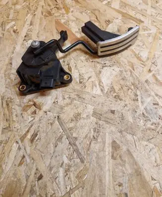 Nissan Qashqai Accelerator throttle pedal 3332A 01587