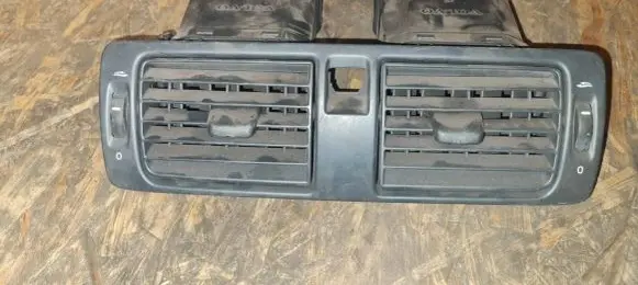 Volvo S40 Dash center air vent grill A1007076