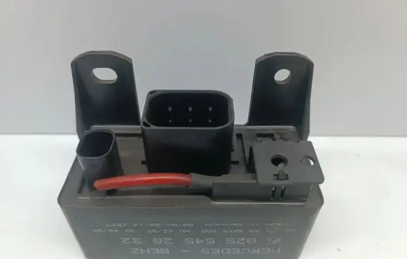 Mercedes-Benz A W168 Glow plug pre-heat relay 0255452832 899075000 0005453516