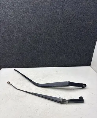 Mitsubishi Outlander Front wiper blade arm