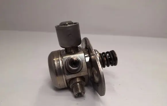 BMW X3 F25 Fuel injection high pressure pump 13517584461 13518604229