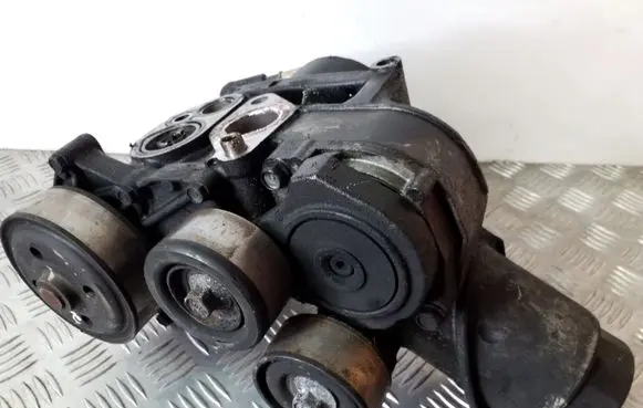 Honda FR-V Oil filter mounting bracket