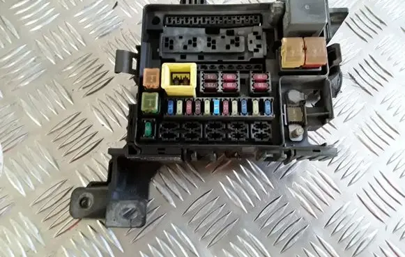 Mitsubishi L200 Fuse module 302050152
