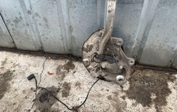 Front wheel hub