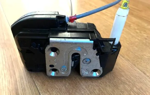 Nissan Note (E11) Front door lock