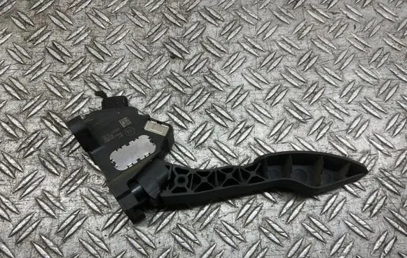 Accelerator throttle pedal