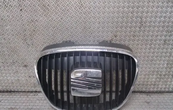 Seat Ibiza III (6L) Front bumper upper radiator grill 6L0853654