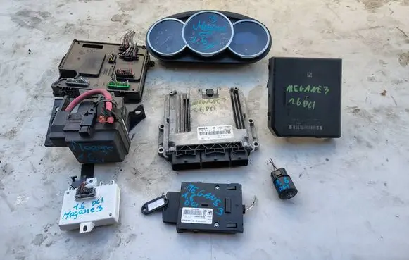 Renault Megane III Engine control unit/module 237101074R