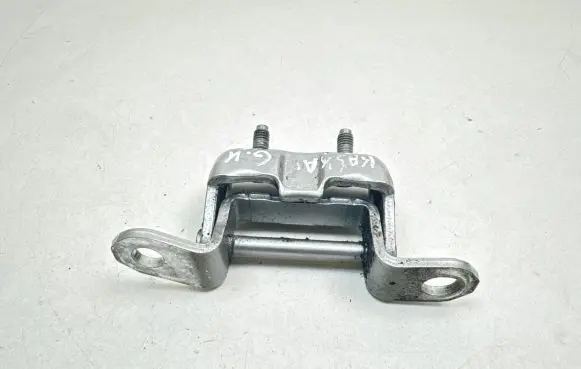 Nissan Qashqai Rear door upper hinge
