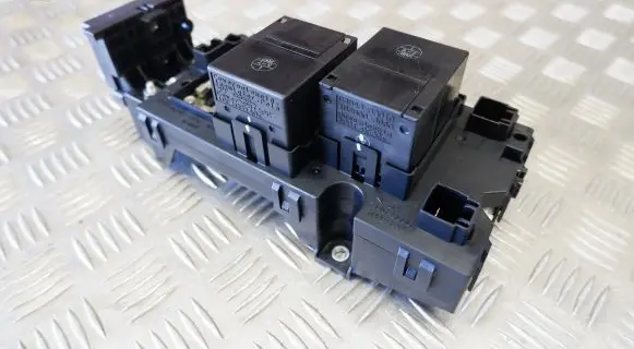 Lexus GS 300 350 430 450H Relay mounting block G382030010