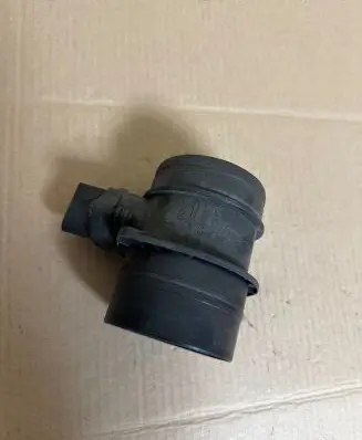 Volkswagen Touran I Mass air flow meter 074906461B 0281002461