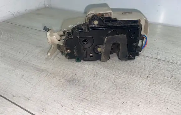Volkswagen Polo Front door lock 