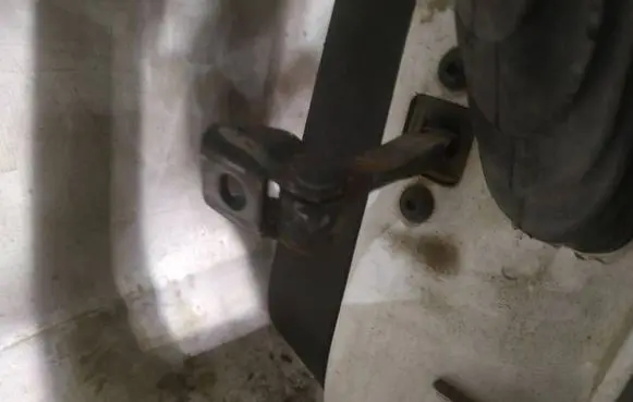 Skoda Octavia Mk2 (1Z) Rear door check strap stopper 