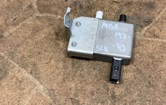 Mercedes-Benz SLK R172 Aerial antenna amplifier A1725453140