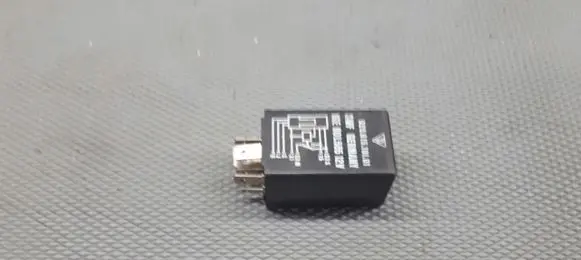 Porsche 944 Fuel pump relay 928615101
