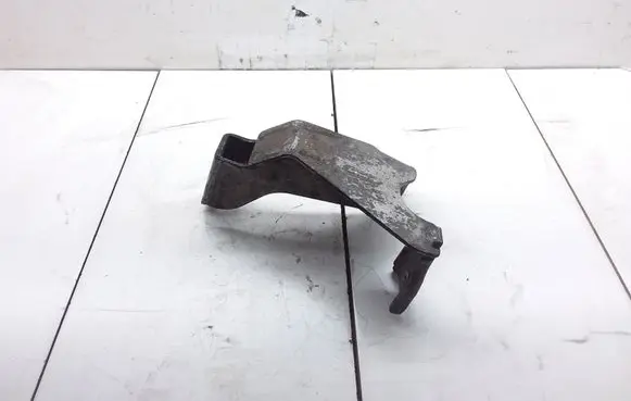Engine mounting bracket
