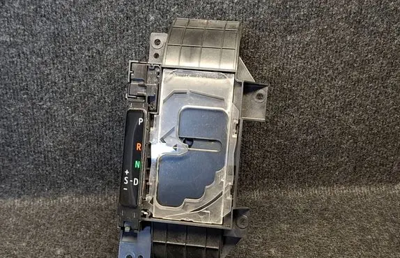 Toyota RAV 4 (XA40) Gear shift selector indicator 76H017