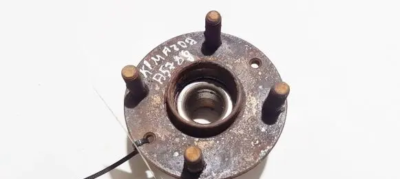 Mazda 323 Rear wheel hub