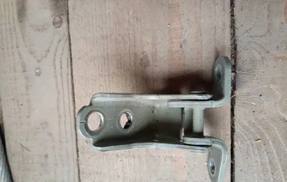Honda CR-V Front door upper hinge