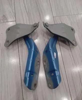 Engine bonnet/hood hinges