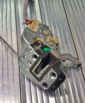 KIA Sorento Front door lock 061117