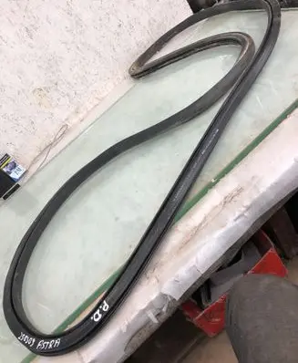 Opel Astra L Front door rubber seal 9847142380