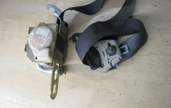 Dodge Magnum Front seatbelt