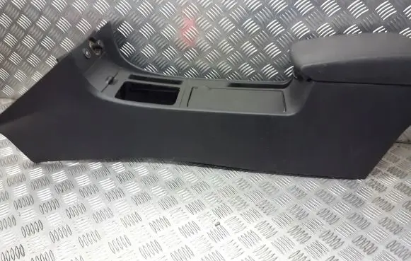 Mazda 3 I Rear seat armrest 