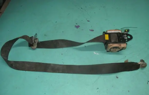 Suzuki Grand Vitara II Front seatbelt