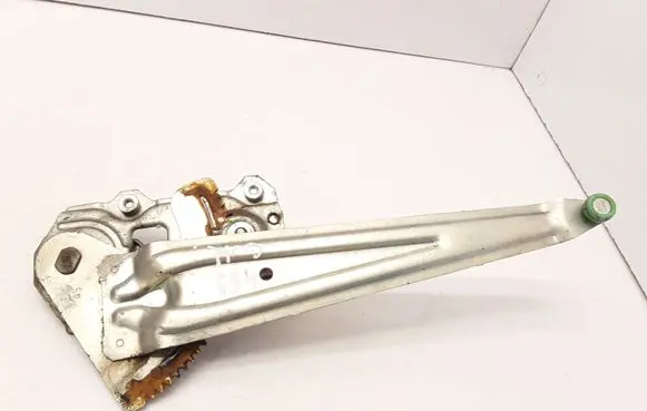 Rear door manual window regulator