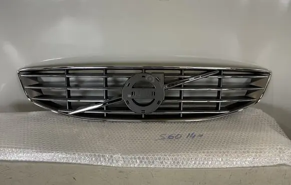 Volvo V60 Front bumper upper radiator grill 31383749