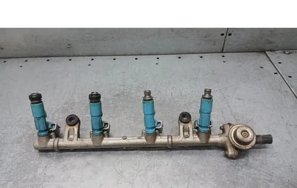 Toyota Yaris Verso Fuel injector supply line/pipe 