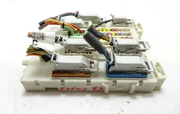 Ford Focus Central body control module BV6N14A073DG 00003883 51945L350