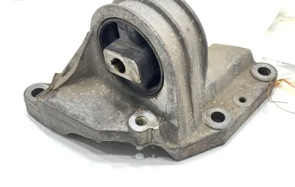 Volvo XC90 Engine mounting bracket 8671633