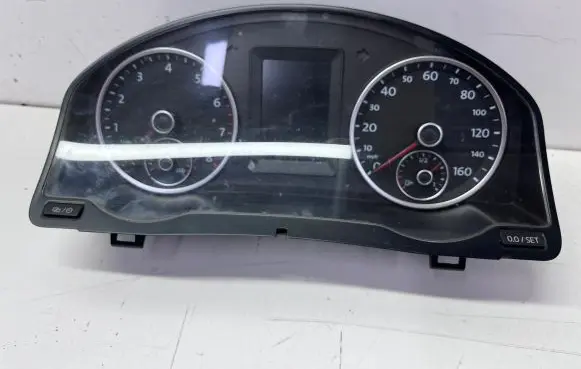 Volkswagen Tiguan Speedometer (instrument cluster) 5N0920973B